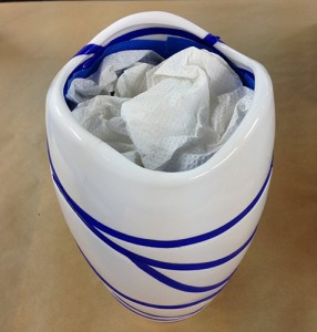 Vase mit Papier auffüllen
