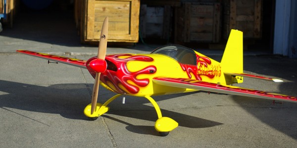 Modellflugzeug an Land