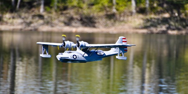 Modellflugzeug über Wasser